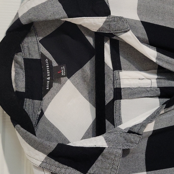 Rock & Republic long sleeve button up collard top black and white checkard large - Picture 2 of 5